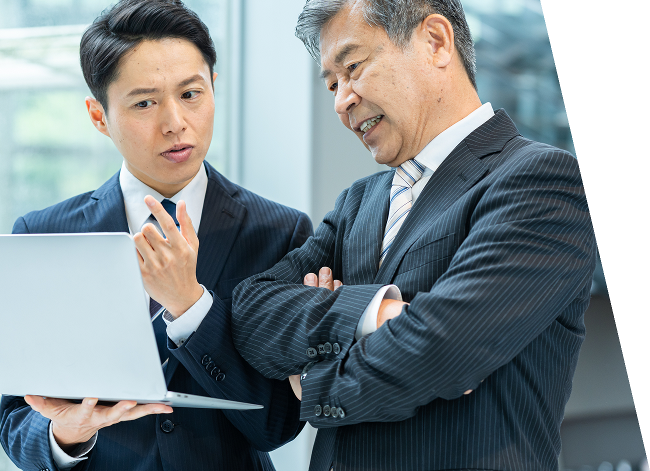 会話をする男性