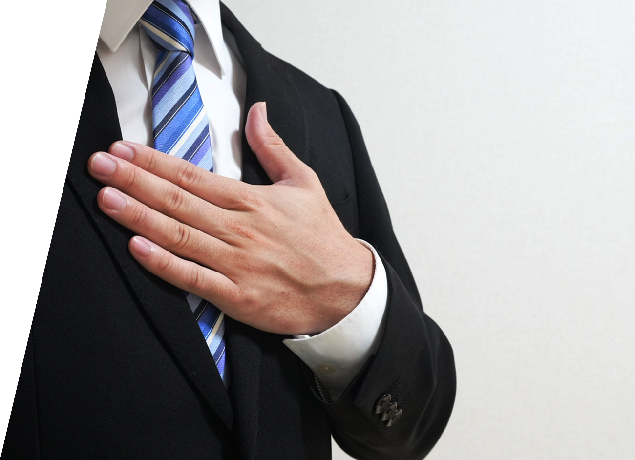 胸に手を当てる男性